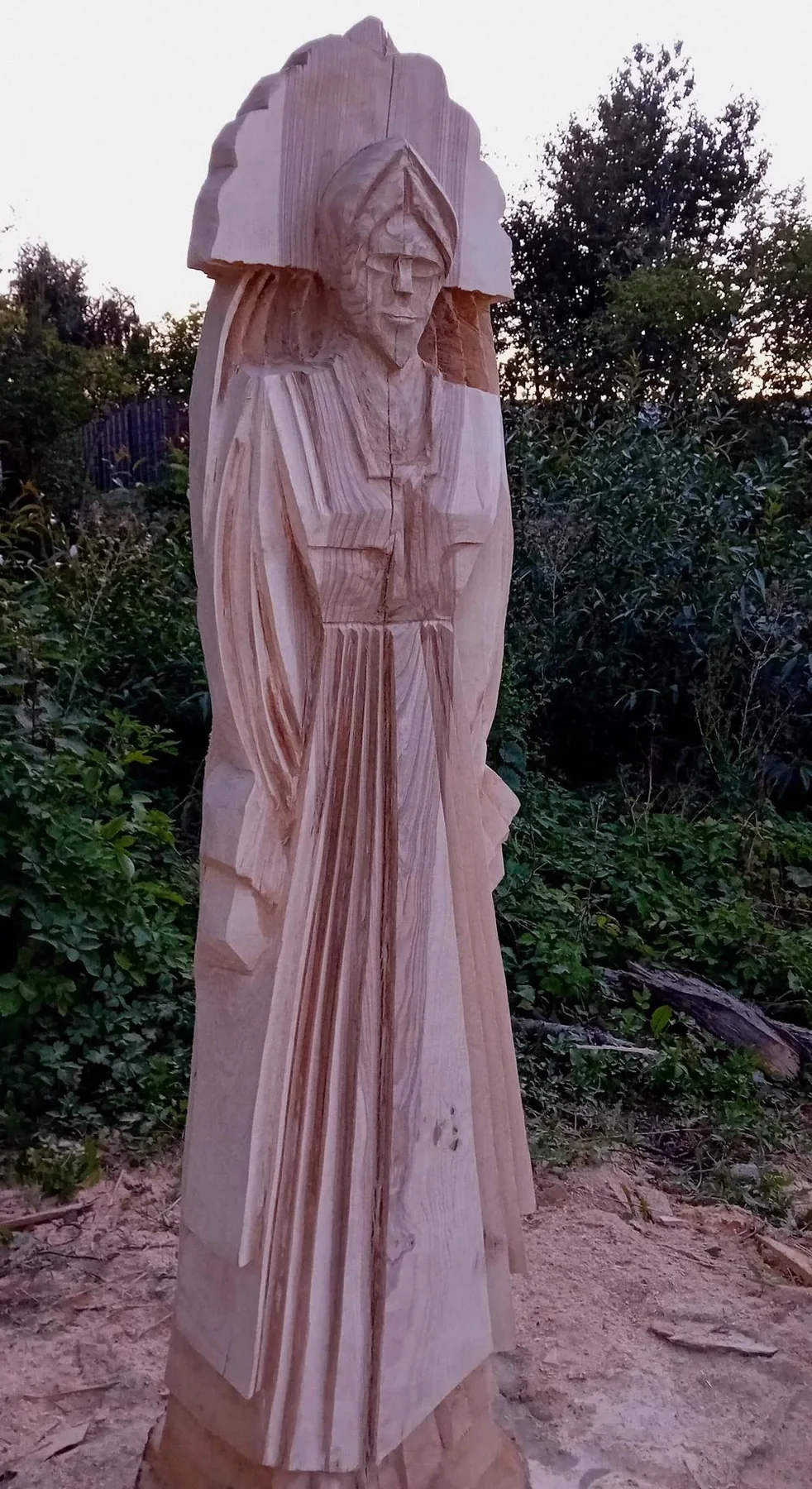 Drevená figurálna socha ženskej postavy v celej výške