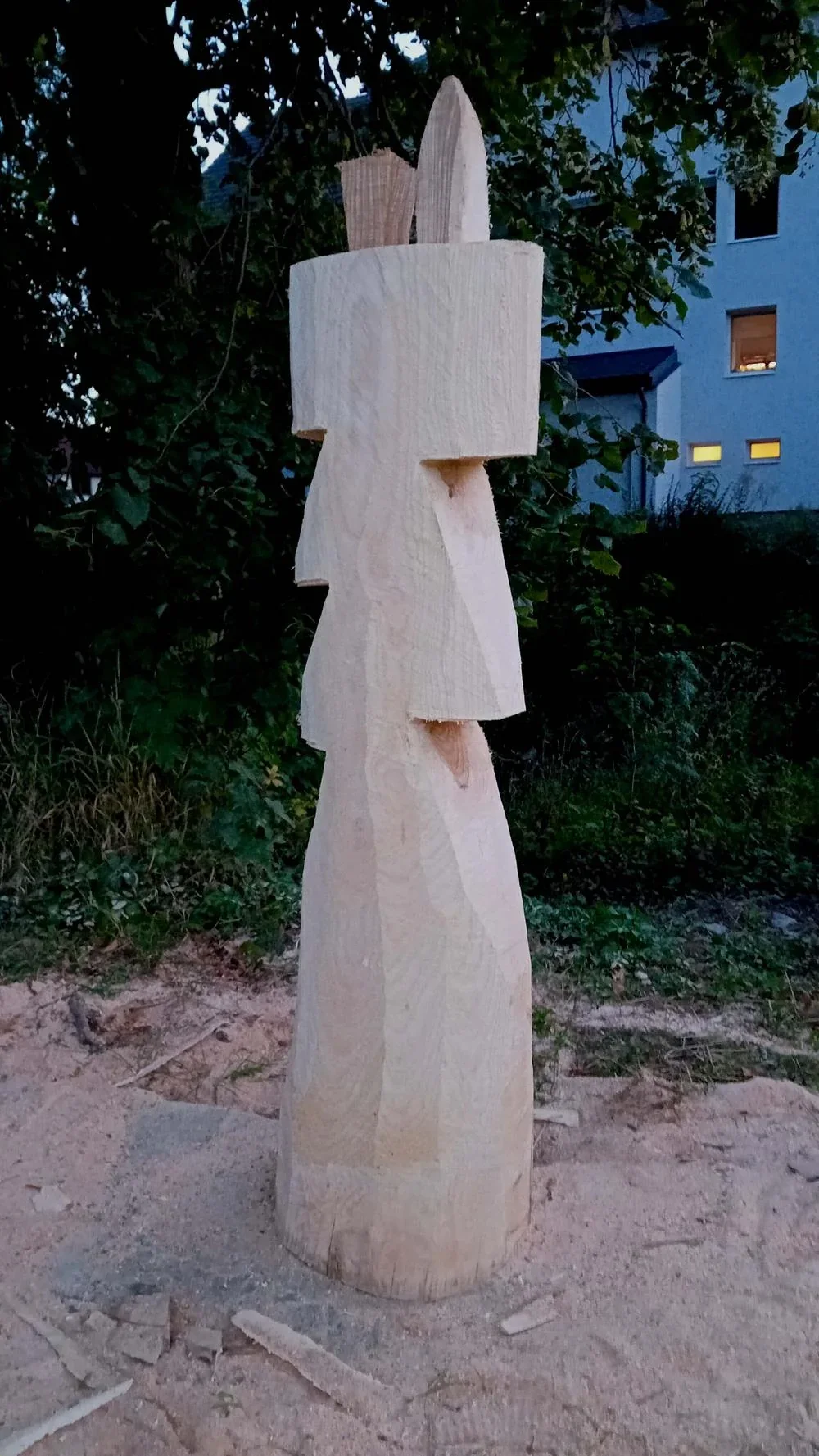 Drevená štylizovaná figurálna socha v celej výške