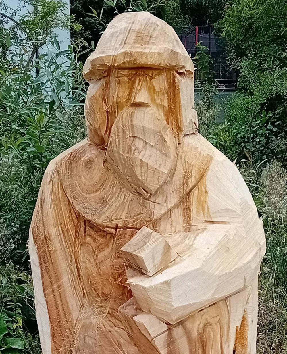Detail rozpracovanej drevenej sochy bojovníka