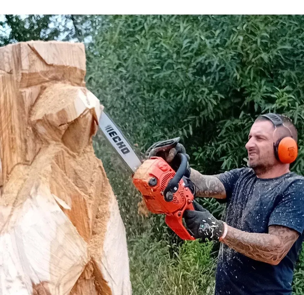 Detail práce rezbára na drevenej soche