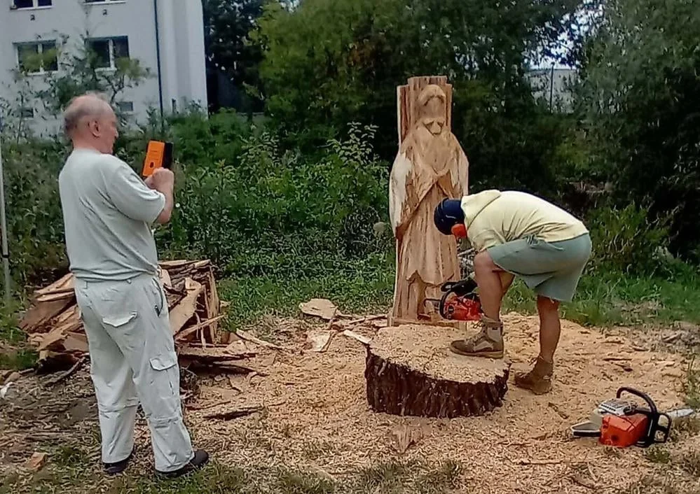 Práca rezbárov na soche počas sympózia
