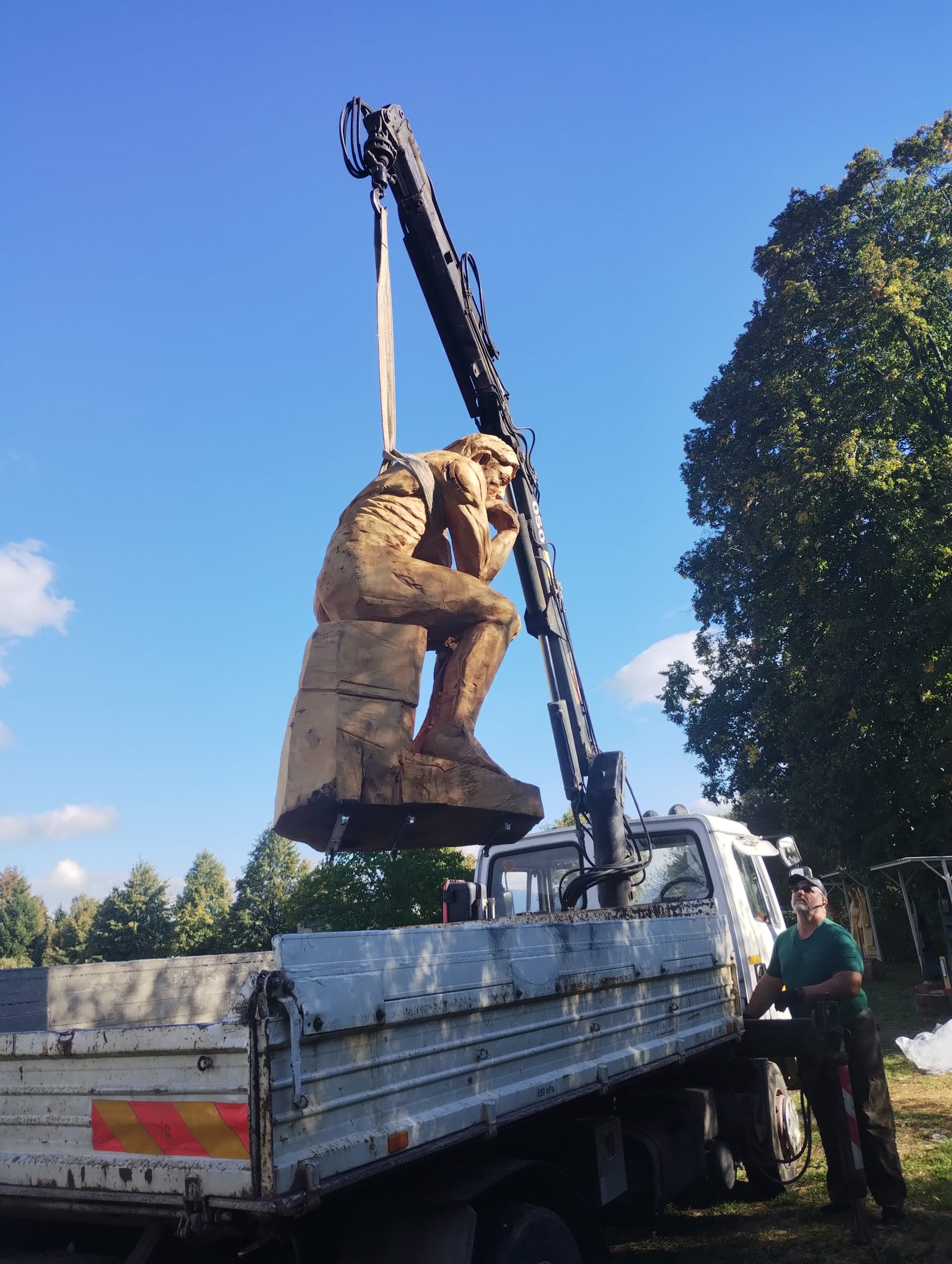 Drevený Mysliteľ počas osádzania do prírodnej galérie pri Jordáne